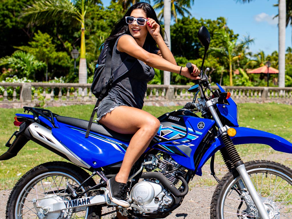 mujer conduciendo moto todoterreno to YAMAHA XTZ 125