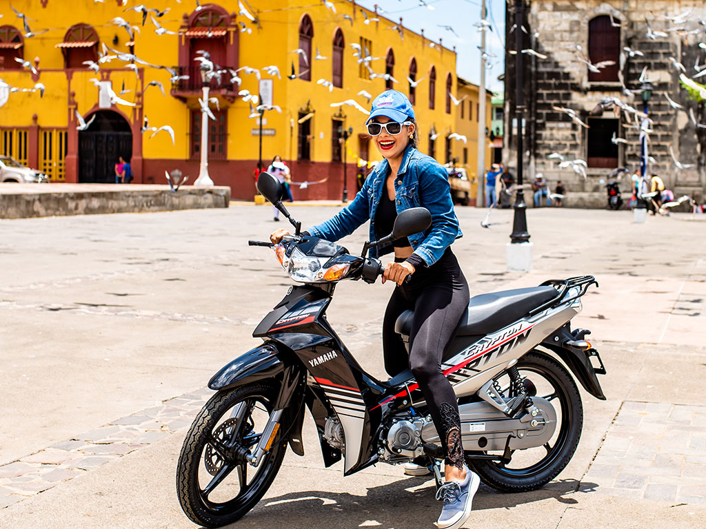 Moto YAMAHA Crypton con modelo en la ciudad de leon nicaragua